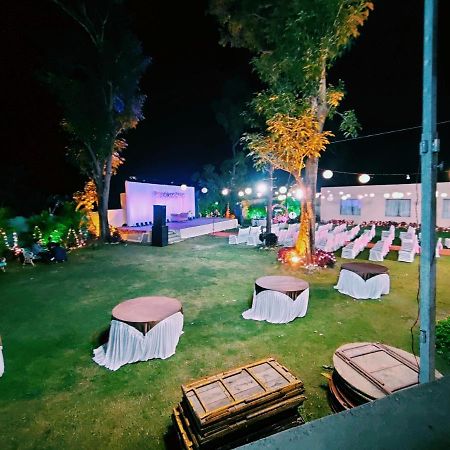 לונבלה Hotel Lions Den מראה חיצוני תמונה