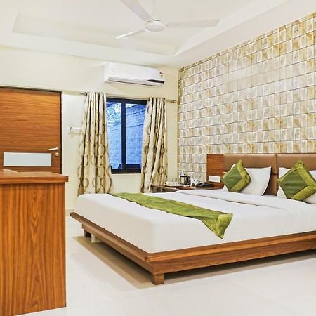 לונבלה Hotel Lions Den מראה חיצוני תמונה