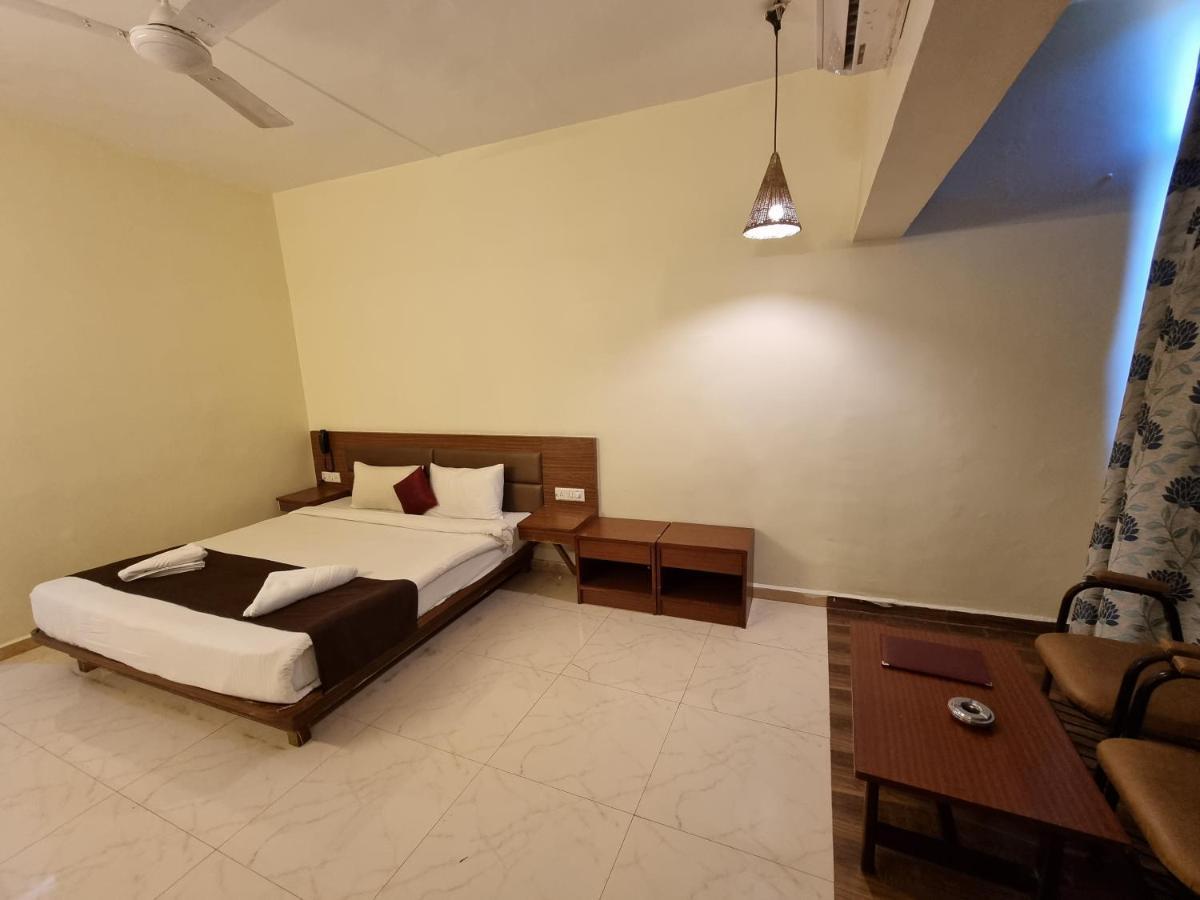 לונבלה Hotel Lions Den מראה חיצוני תמונה