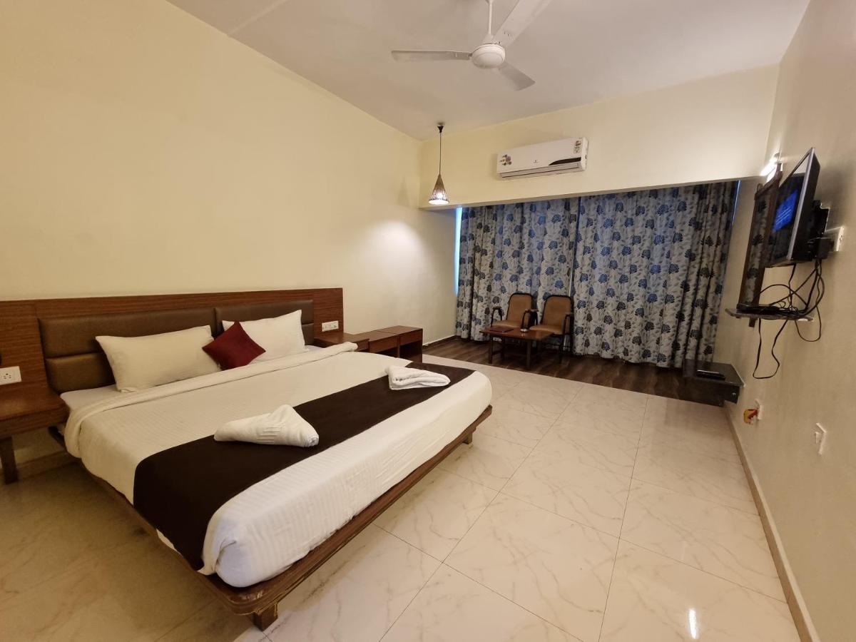 לונבלה Hotel Lions Den מראה חיצוני תמונה