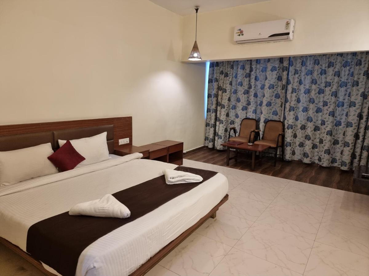 לונבלה Hotel Lions Den מראה חיצוני תמונה