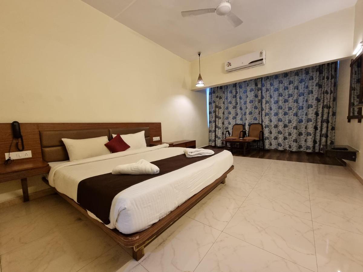 לונבלה Hotel Lions Den מראה חיצוני תמונה