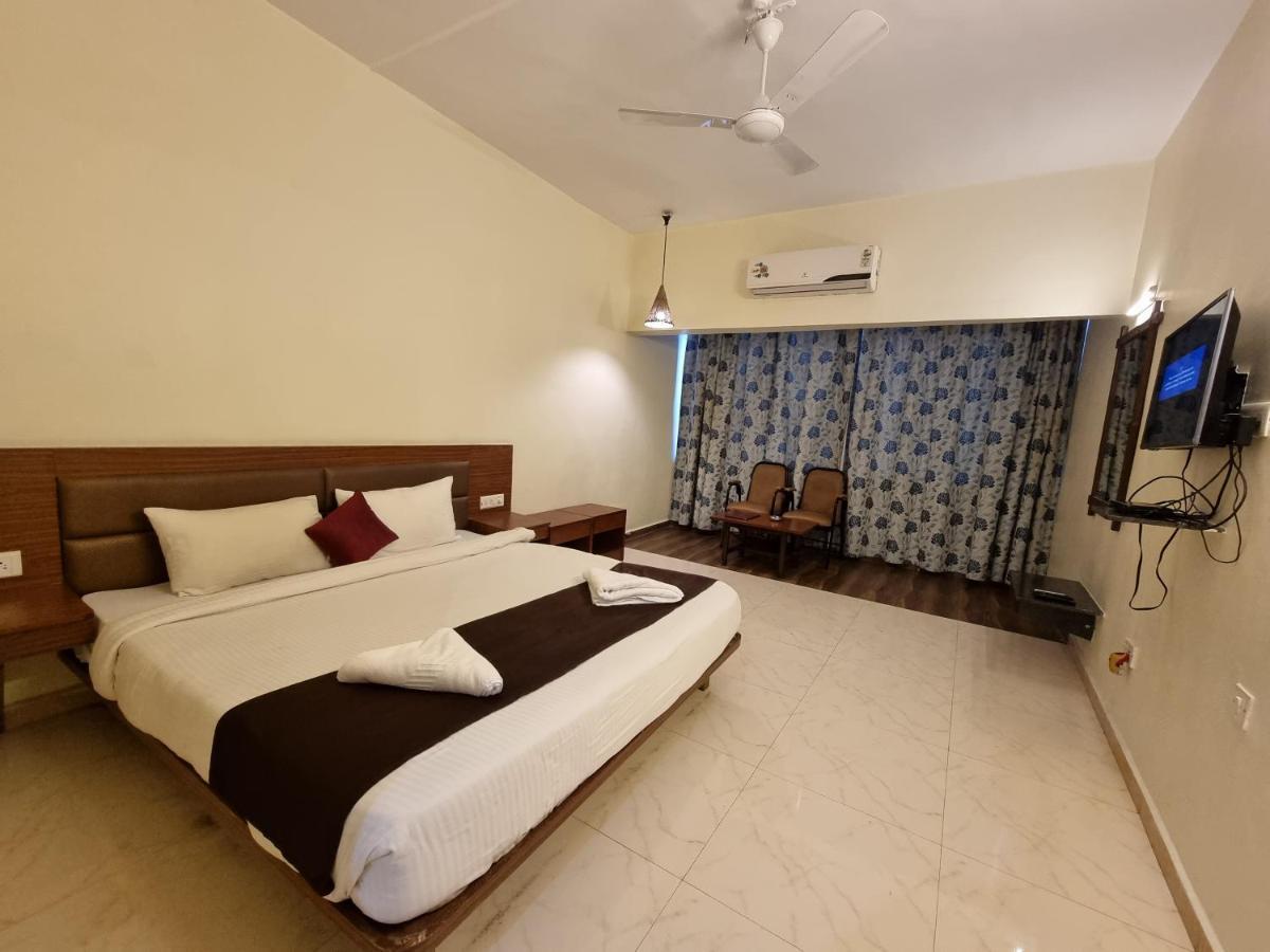 לונבלה Hotel Lions Den מראה חיצוני תמונה