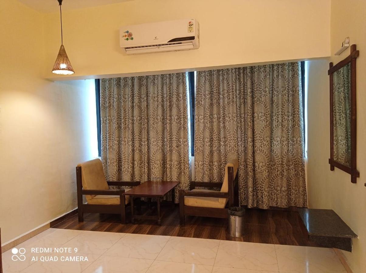 לונבלה Hotel Lions Den מראה חיצוני תמונה