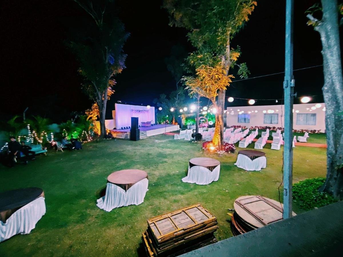 לונבלה Hotel Lions Den מראה חיצוני תמונה