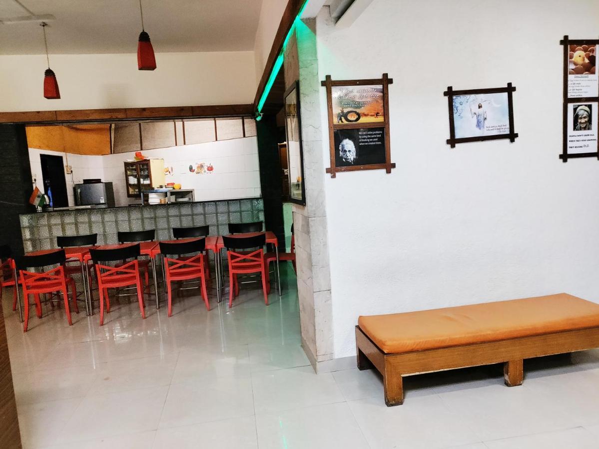 לונבלה Hotel Lions Den מראה חיצוני תמונה