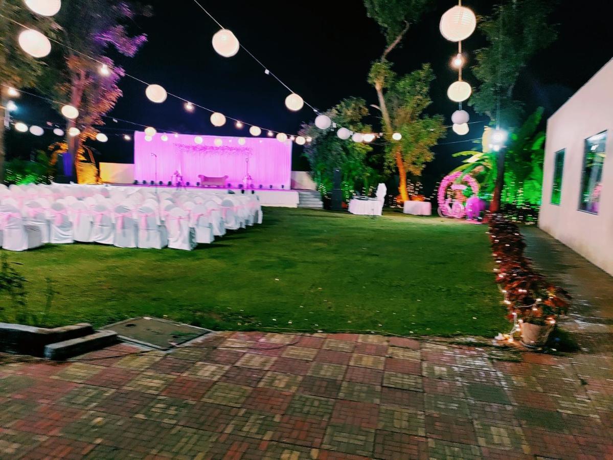 לונבלה Hotel Lions Den מראה חיצוני תמונה