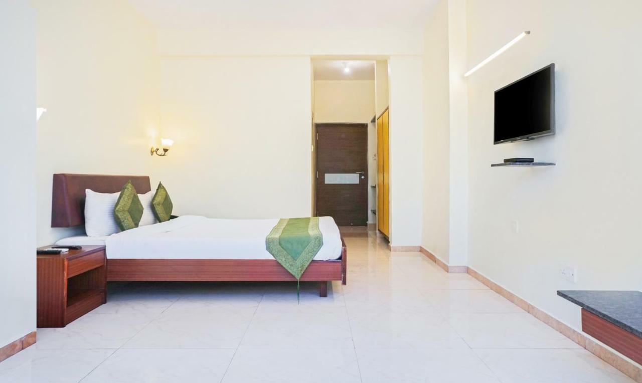 לונבלה Hotel Lions Den מראה חיצוני תמונה