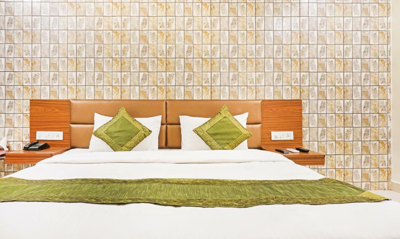 לונבלה Hotel Lions Den מראה חיצוני תמונה