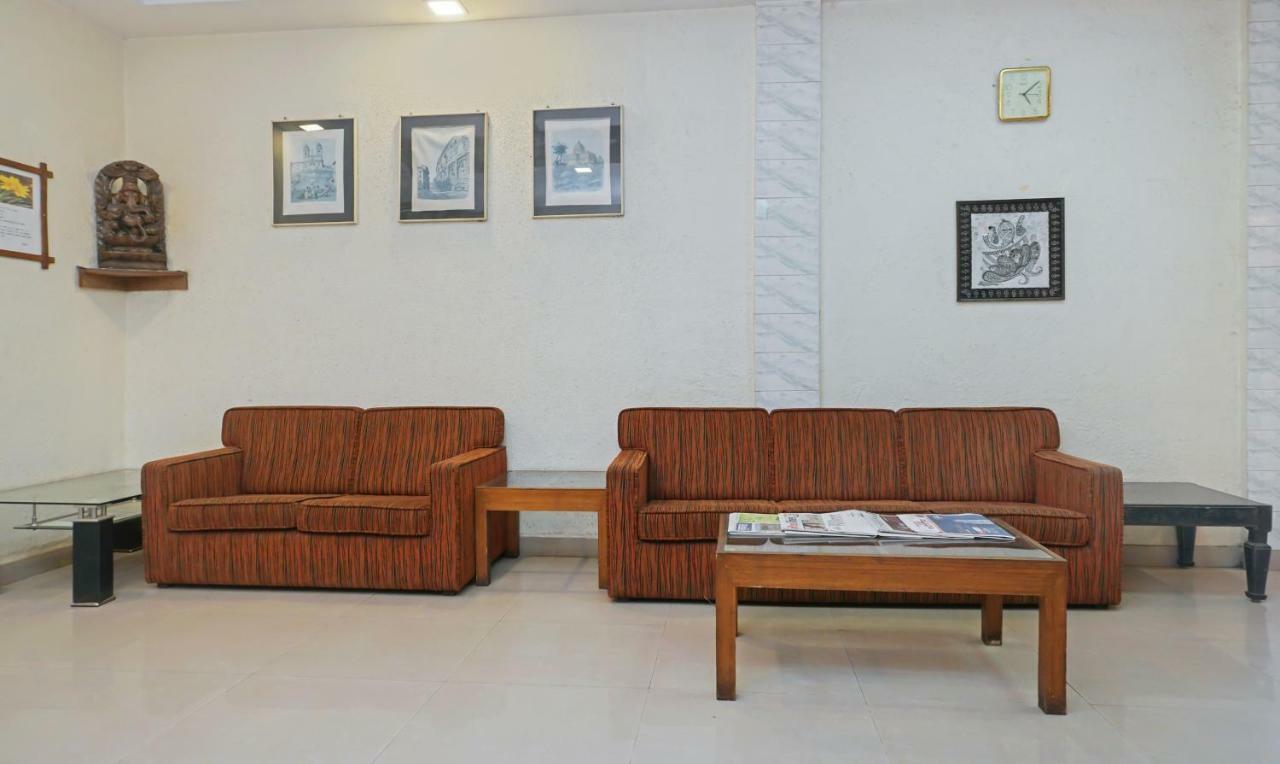 לונבלה Hotel Lions Den מראה חיצוני תמונה