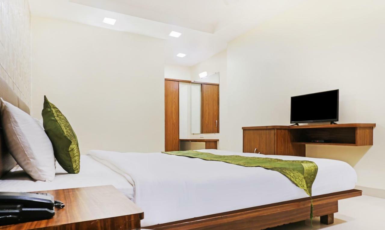 לונבלה Hotel Lions Den מראה חיצוני תמונה
